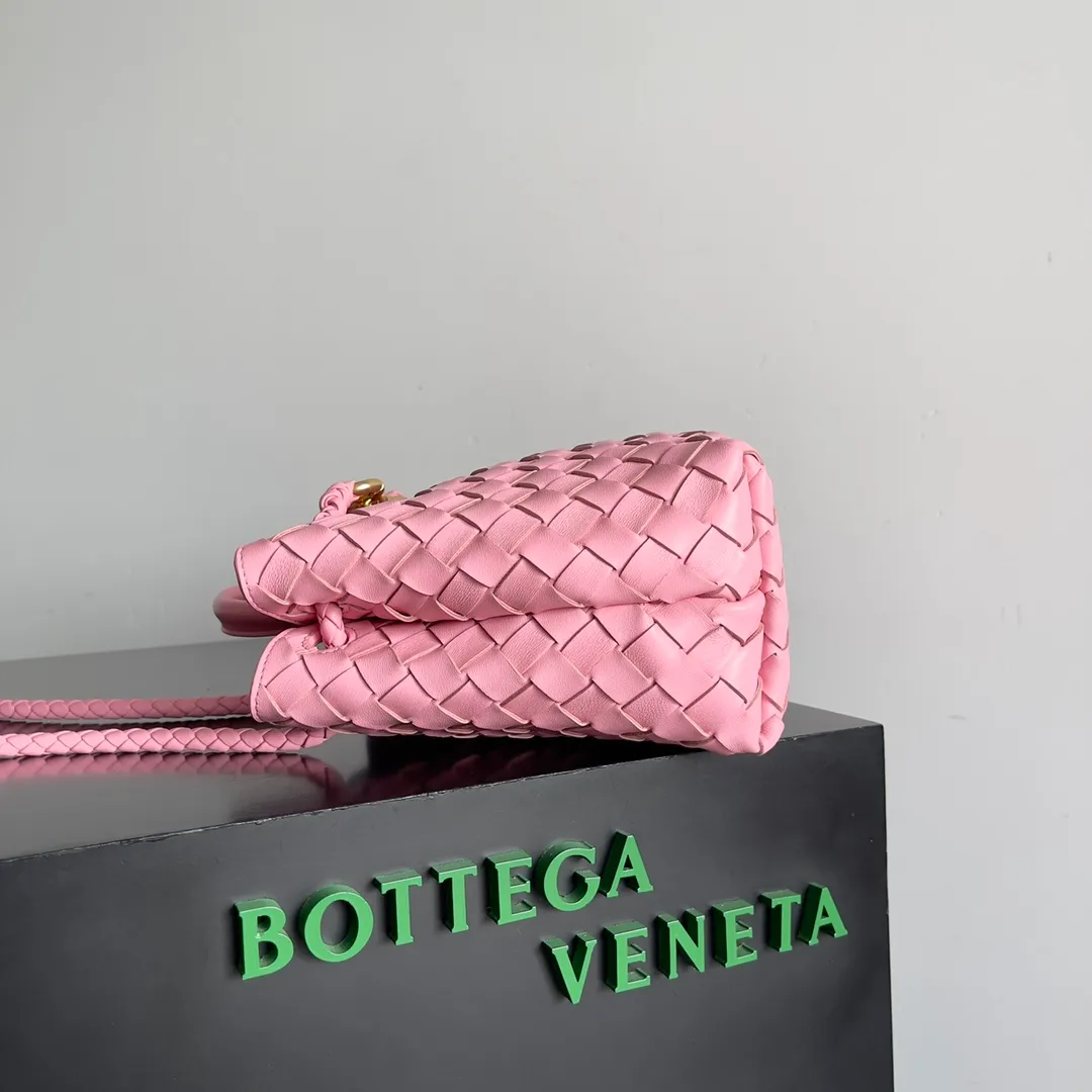 The 2023 new Andiamo batch of 1860 BV has been shipped‼ ️Really popular🔥The new Andiamo woven handbag launched by Bottega Veneta this season is really popular all over the world! ! Celebrities at home and abroad have worn it, and Oscar-winning actress Michelle Yeoh has taken it out on the street. Song Jia, Trai Yara, Yu Feihong, Sanji Ayaka, Rosie Hunting-Whiteley, Yoshioka Riho, etc. have all picked up this bag. It is classic and versatile, showing off its temperament, and the bag capacity is also large, which is very convenient for daily commuting! ! A variety of carrying methods, the shoulder straps can be adjusted by yourself, the original lambskin feels soft and delicate, and the neutral style is made to break gender boundaries and bring a more practical and longer-lasting use experience. Andiamo, which has both elegant and casual styles, perfectly interprets the true appearance of "fashionable old money style". Style number: 743568 Size: 25*22*10.5cm